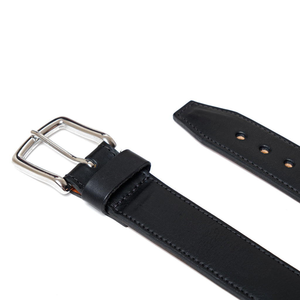 Italian Casual Belt in Pitch Black laid flat, close up of the silver buckle and belt tip